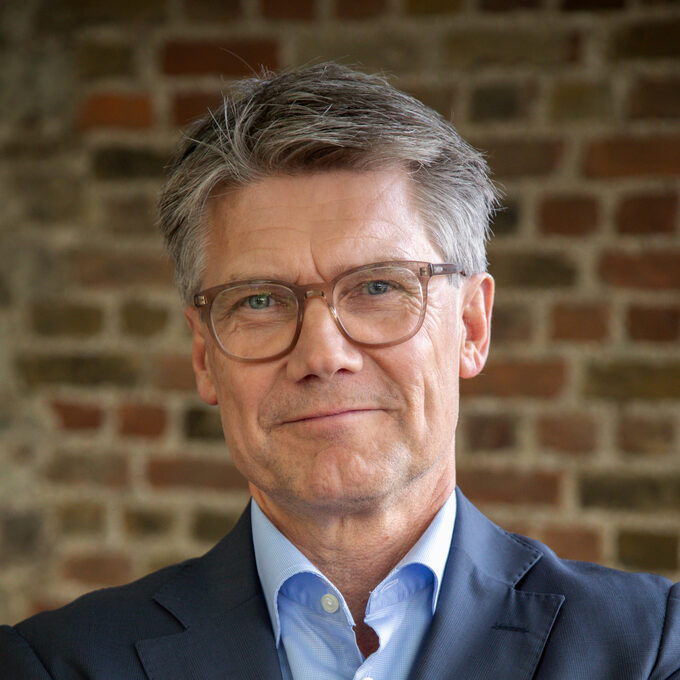Fredrik Erlandsson — Financial Communications & Investor Relations adviser, Henson's Consulting